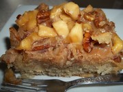 G&acirc;teau aux pommes, sauce au caramel et aux pacanes