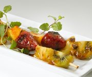 Brochettes de fruits frais et Cheddar d'ici r&ocirc;ties