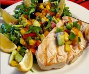 Espadon grill&eacute;, salsa d'avocat, roquette et poivrons