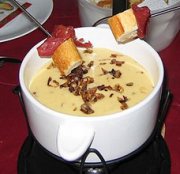 Fondue au fromage maison, garniture aux &eacute;chalotes caram&eacute;lis&eacute;es